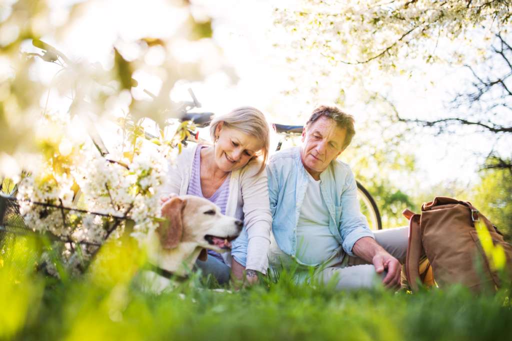 beautiful-senior-couple-with-dog-and-bicycles-65EMGUB-min